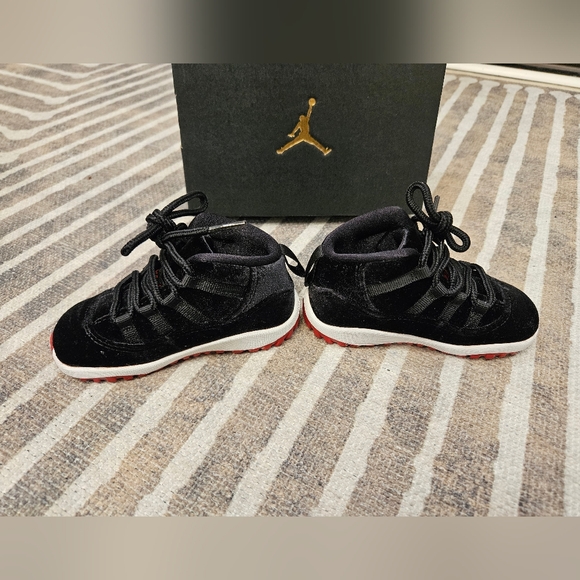 Air Jordan 11 Retro "Bred Velvet" - Size 7C - Picture 4 of 13